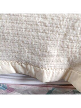 Vintage Cream White Satin Trim Blanket Throw Bedspread 87x73 Soft Fuzzy Cozy USA